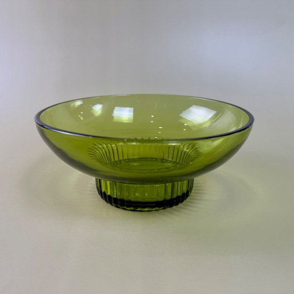 Vintage Mid-Century Bowl | Avocado Green Glass | Ribbed Base 6.75" - Picture 11 of 12